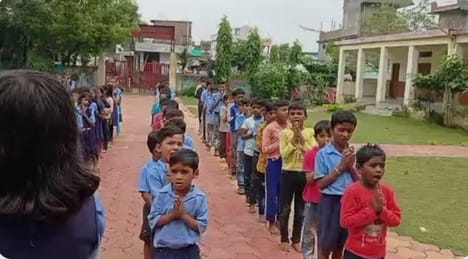 स्कूल में प्रार्थना सभा के दौरान बच्चे।