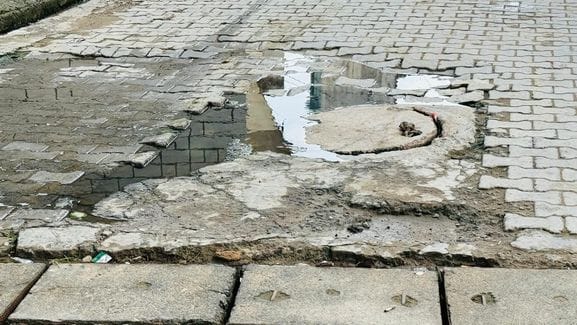 Sewer overflow at Holi Chowk, causing problems in traffic