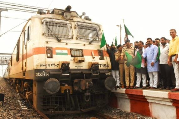 Gorakhpur News: Stoppage of Banaras Intercity started at Chauri Chaura railway station
