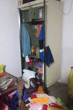 The husband kept guarding, the thieves took away cash and jewellery from the house