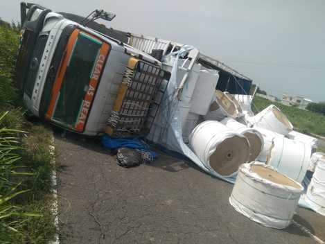 Truck going from Sirsa to Delhi overturned due to tyre burst