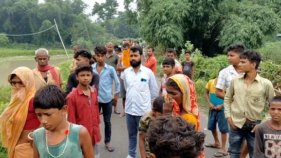 घटनास्थल पर जुटी लोगों की भीड़