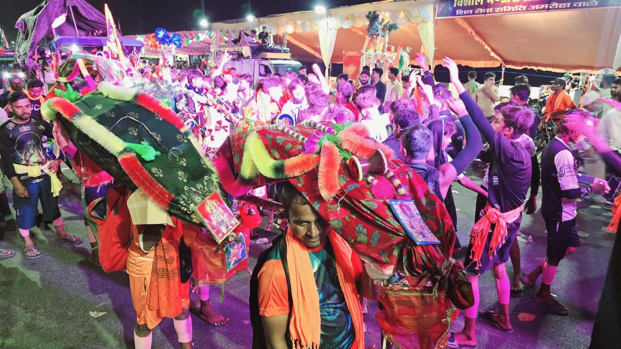 The highway turned saffron due to the enthusiasm of Kanwadis