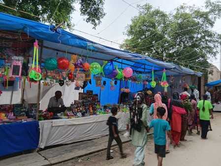 The devotees made a wish by offering prasad at Maadhi