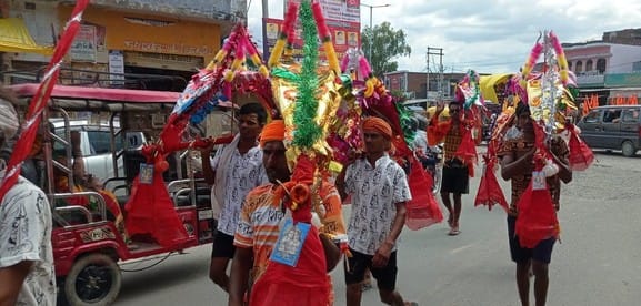 Kanwariyas gathered on Farrukhabad and Shahjahanpur highway...heavy vehicles stopped