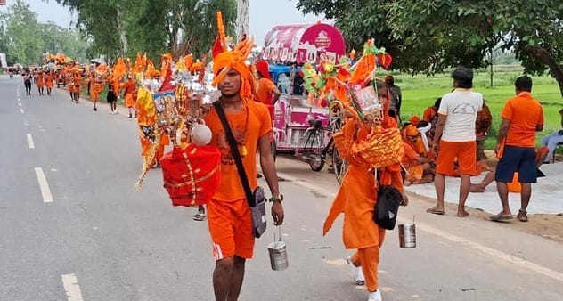 From Kachla Ganga Ghat to the highway, the chants of Bhole reverberated