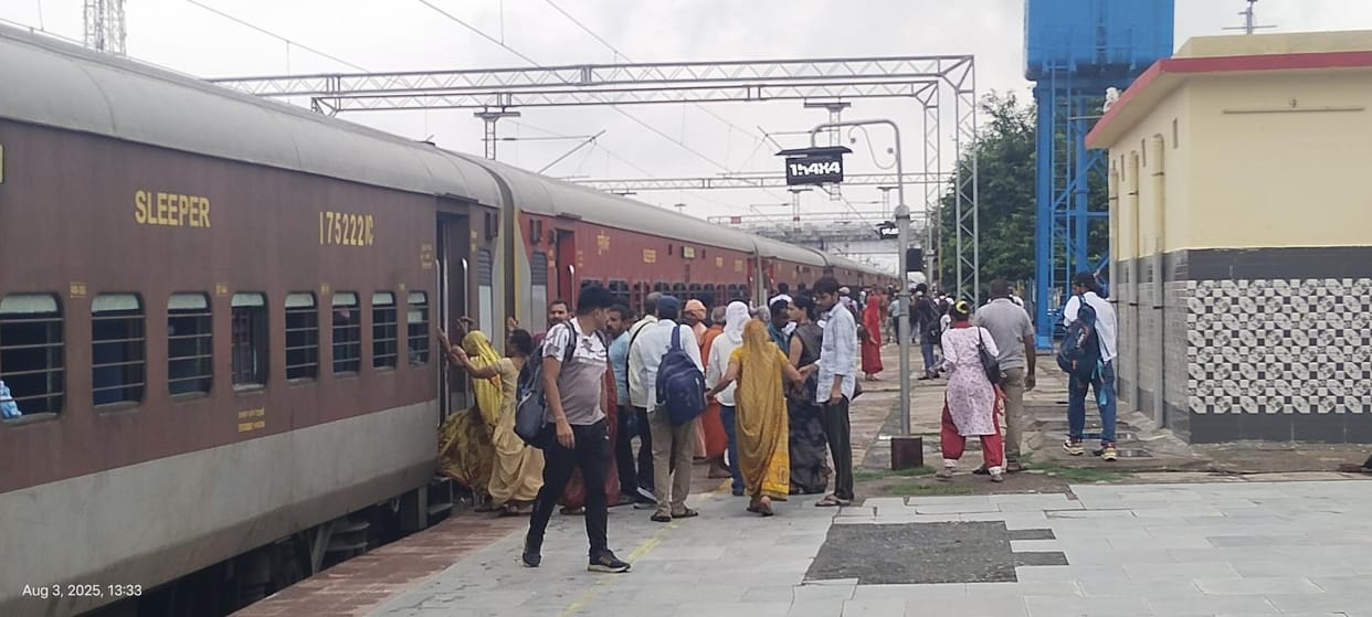 Many trains including Shatabdi were late on the third day too