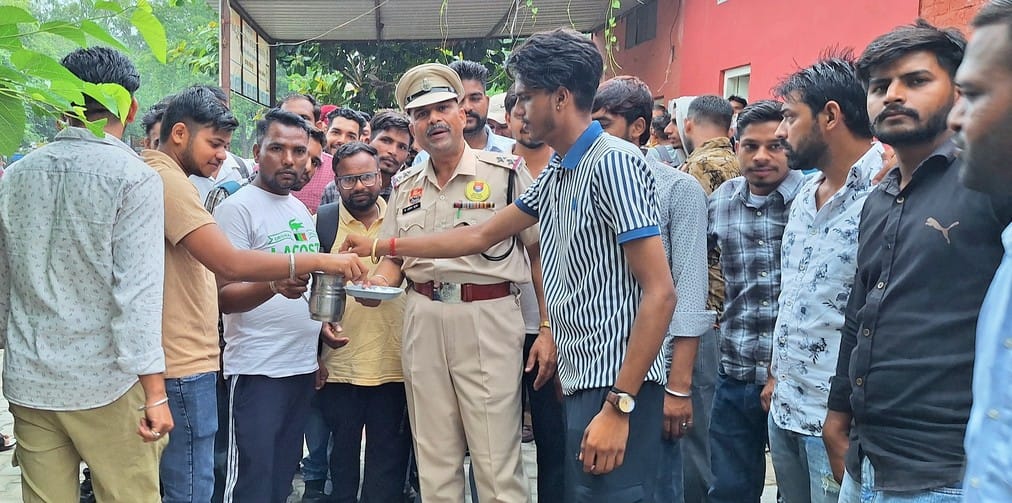 85 youths put salt in a pot and took a pledge not to consume drugs