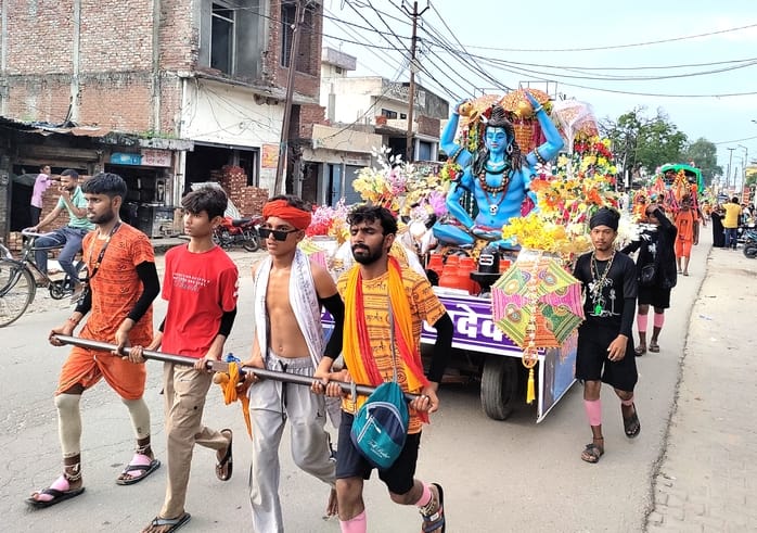 The crowd of Kanwadis has spread saffron hue everywhere