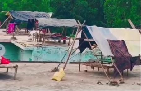 There was noise of thieves, villagers built huts on the roofs of houses