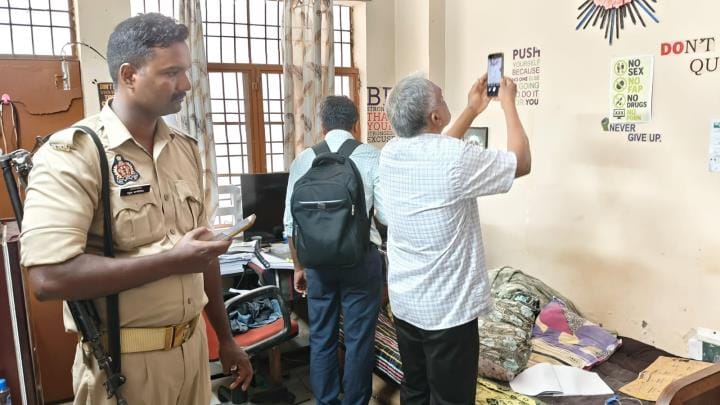 Gorakhpur News: Doctor's father and brother reached the hostel and took away the belongings in the presence of police