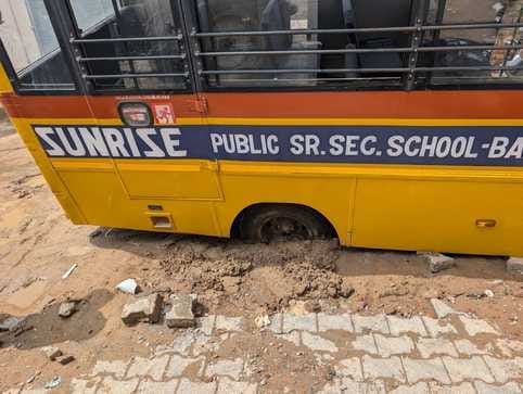 The wheel of the bus got stuck in the middle of the road, a major accident was averted