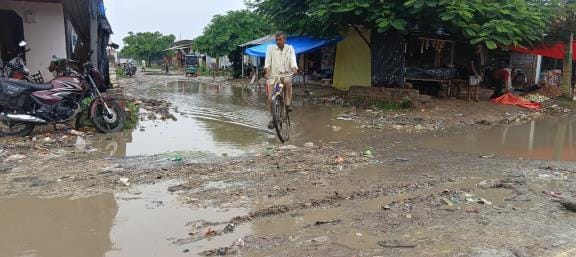 Waterlogging at the intersections of Mehdaval area increased problems