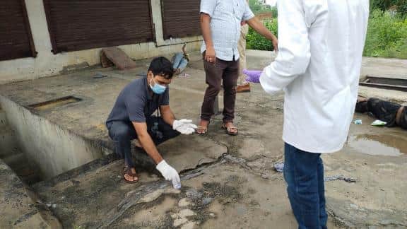 मथुरा। घटना की जांच करती एफएसएल की टीम।