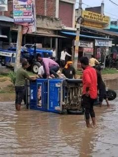 E-rickshaws are overturning in potholes due to waterlogging at Hamzapur crossing