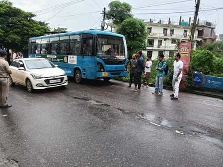 Government bus breaks down at Nadaun Chowk, passengers worried