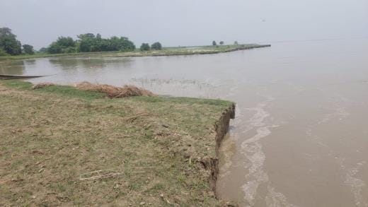 Four villages of Gonda and Barabanki surrounded by flood water