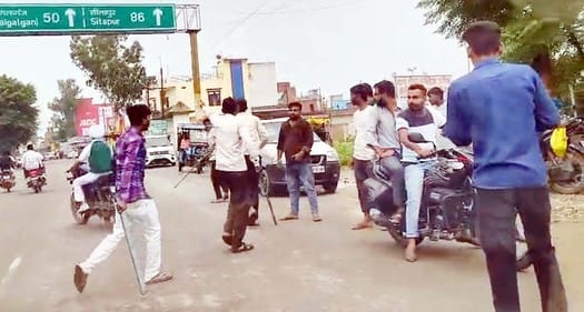 E-rickshaw drivers chased and beat up the driver, helper and passengers