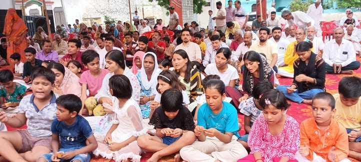 The temple premises resonated with the collective recitation of Hanuman Chalisa