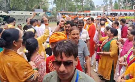 राजोरी में जत्थे का स्वागत करते लोग।