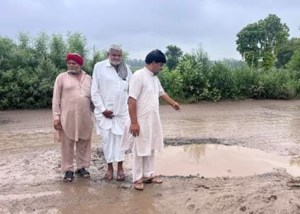 People are getting troubled due to the potholes on Ratangarh Pilchia Road