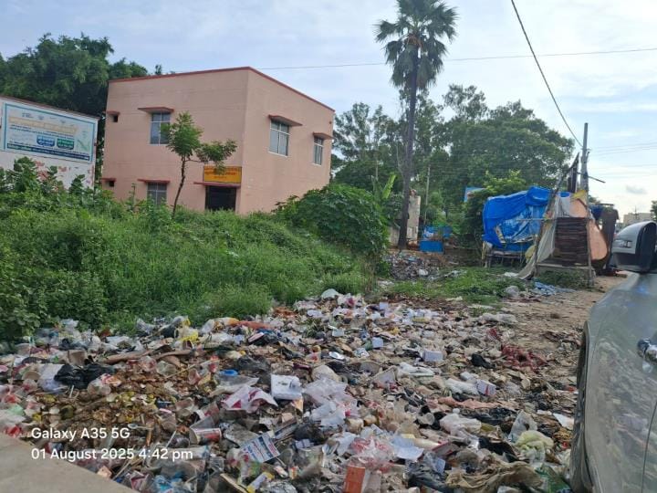 Piles of garbage at the crossroads of Usra Shaheed village, movement difficult