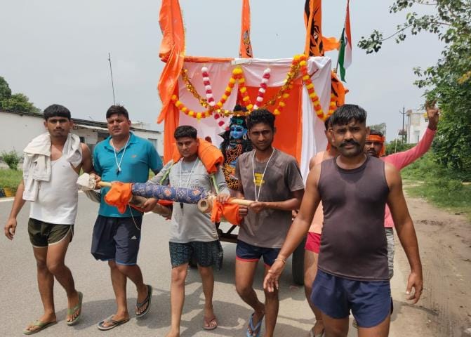 Kanwariyas are carrying Kanwar in the name of Bhole