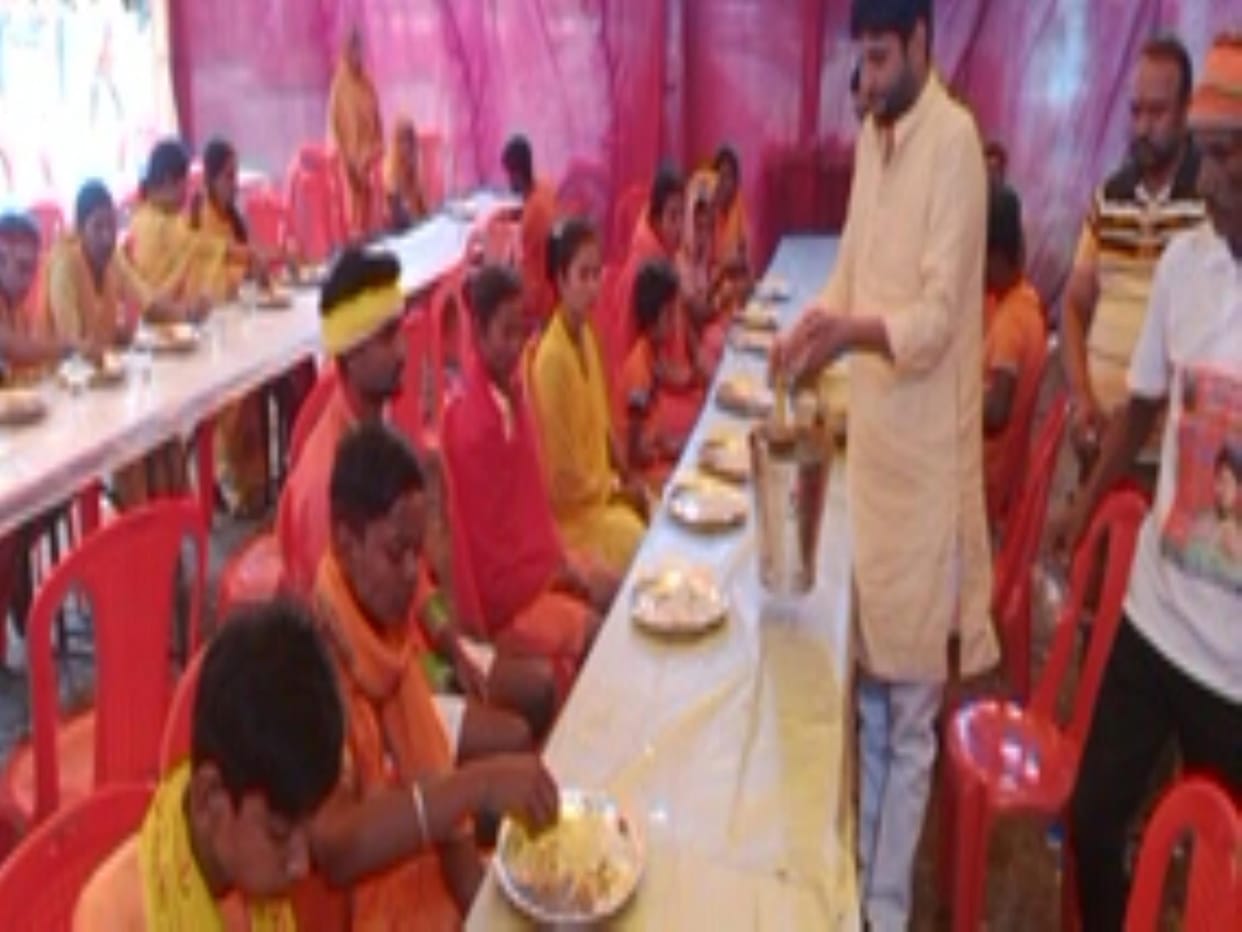 People gathered to serve the devotees of Lord Shiva, arranged food for them by setting up stalls
