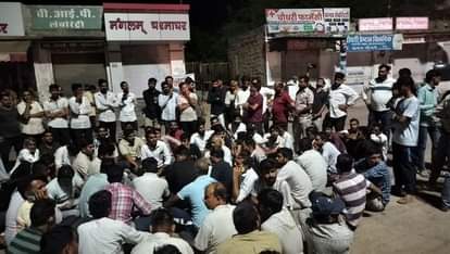 देर रात परिजन व समाज के लोग बैठे धरने पर