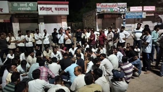 देर रात परिजन व समाज के लोग बैठे धरने पर