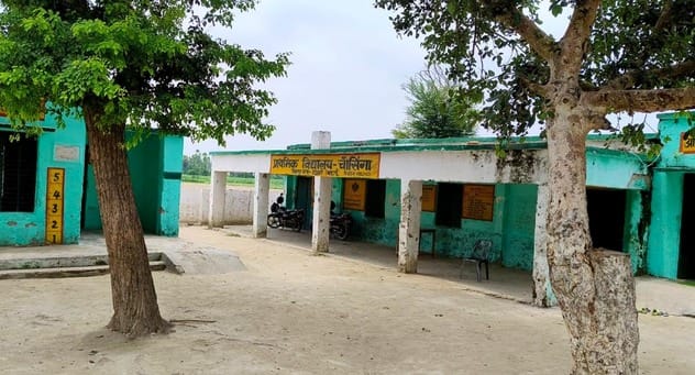 The plaster of the roof of the primary school fell down, the iron rods became visible
