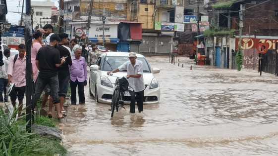 Una city was flooded due to six hours of rain, fire department vehicles also fell short