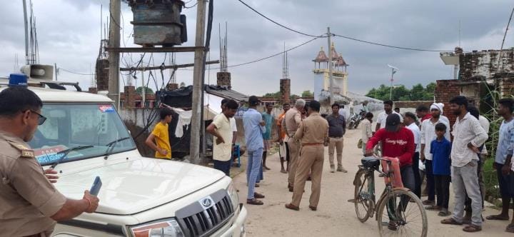 The team that came to check the electricity connection was accused of extortion and was surrounded