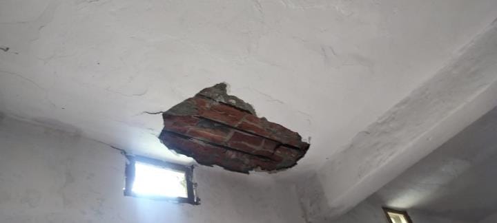 Gorakhpur News: Even after the balcony collapsed, classes were being conducted in a dilapidated building