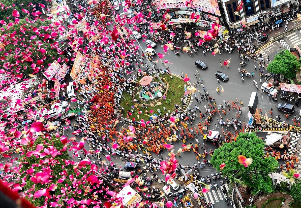 The city reverberated with the chants of Har-Har, Bam-Bam, four quintals of flowers were showered on the kanwadis