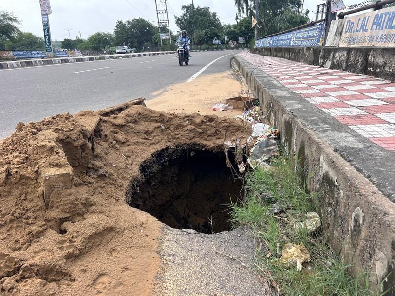 Road on Omaxe City canal bridge sank three feet, no safety signs installed