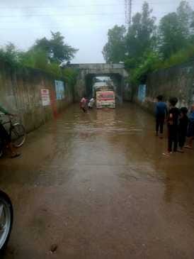 Water filled in the underpass, pedestrians troubled