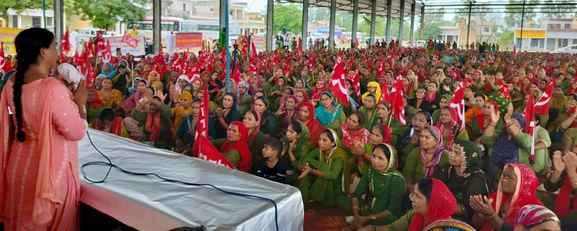 Mid-day meal workers surrounded the residential office of the education minister, called for discussion on 7th