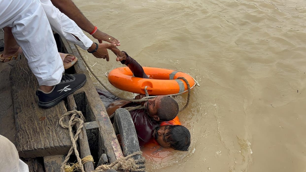 Ganga crossed the danger mark, 100 villages surrounded by water