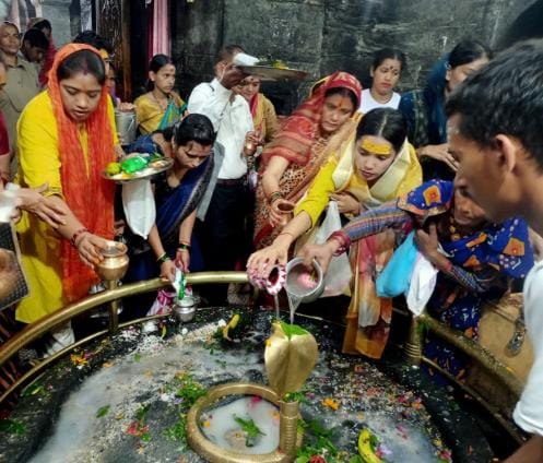 Monday. Shravan. devotees. gathered. Bagnath-Baijnath