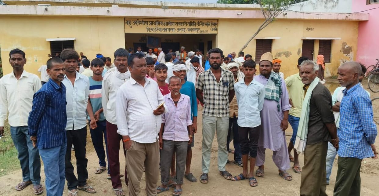 Farmers stood in queue for fertilizer even in rain