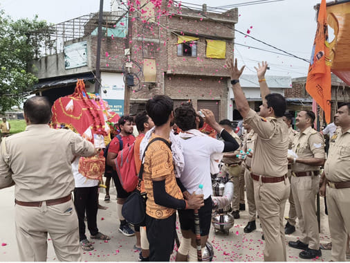 The devotee went to bow down with the Kanwad and will perform Jalabhishek in the Shiva temple