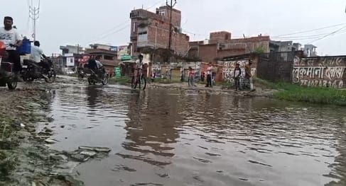 Waterlogging in the city due to rain, temperature dropped
