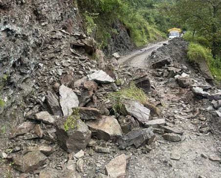 Highway 305 remained closed for six hours due to landslide, vehicles laden with apples remained stuck