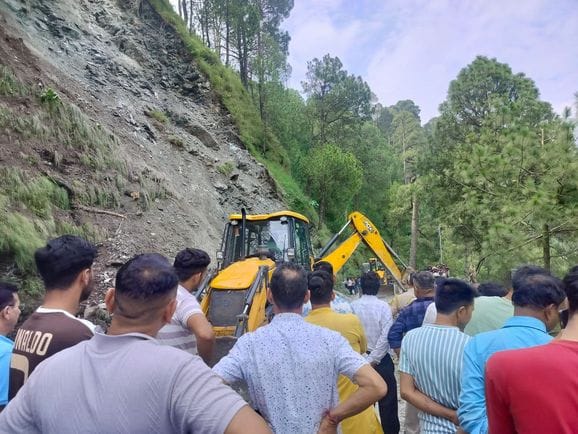 Mountain cracked in Parihar, traffic jam on highway troubled drivers
