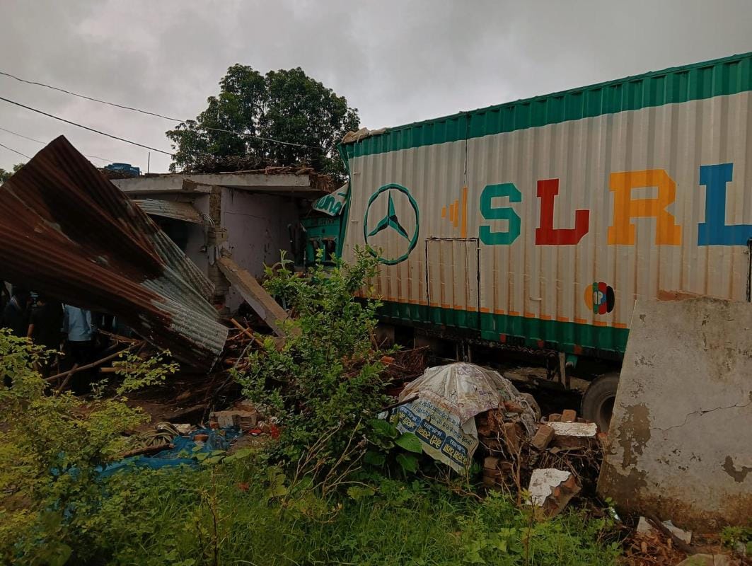 Container lost control and entered a clothes shop, one injured