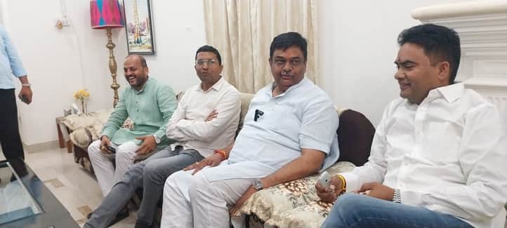 सर्किट हाउस में मीडियाकर्मियों से बात करते प्रदेश सरकार के वन एवं पर्यावण मंत्री संजय शर्मा