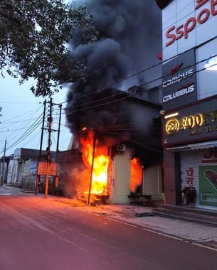 A massive fire broke out in a Mobil and tyre shop due to short circuit