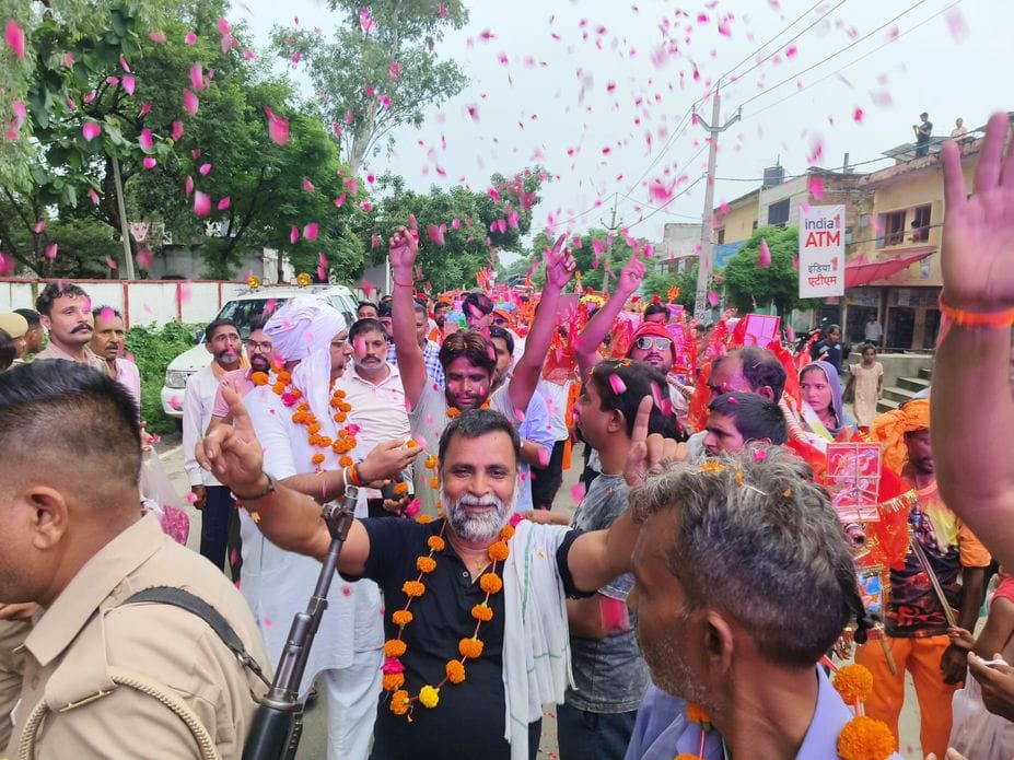The group of Kanwariyas kept passing through Kundarki