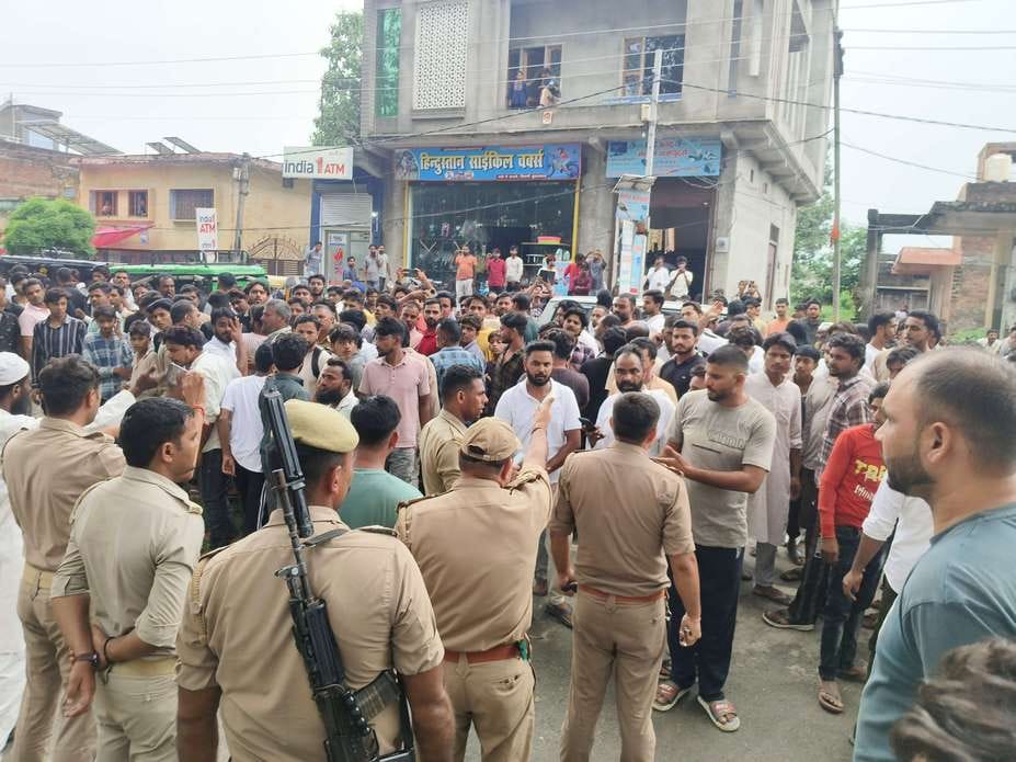 Moradabad: A young man was kidnapping a girl, people got alerted by the noise, vandalized the car